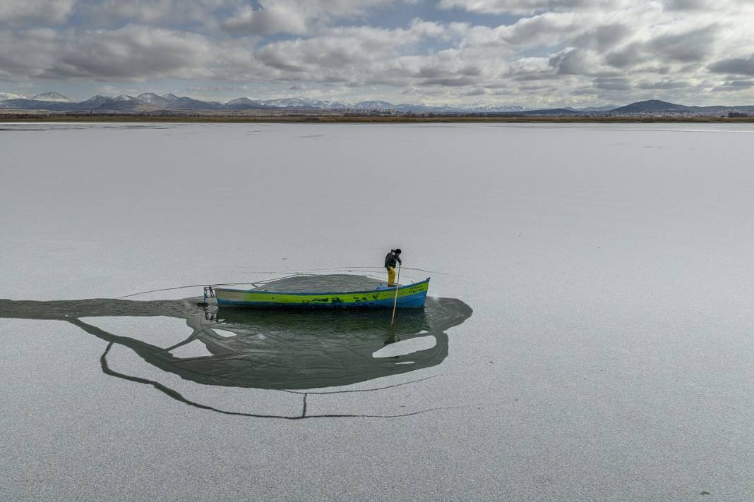 Karı, kışı gelin birde onlara sorun! Konya'da buzu kırıp ekmeklerini çıkartıyorlar 12